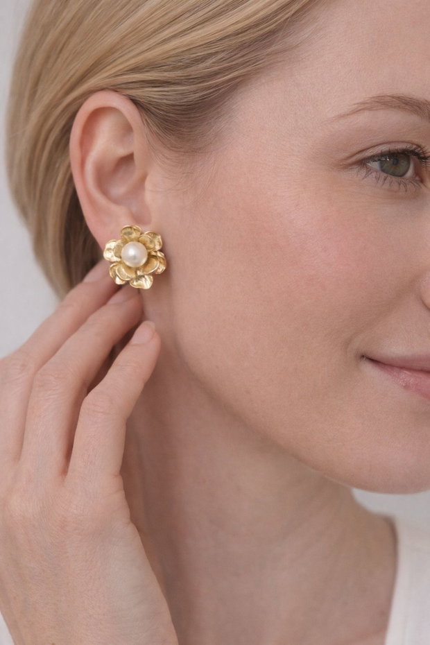 Cercei "Pearl Flower" din perle de cultura si inox placat cu aur de 18 k