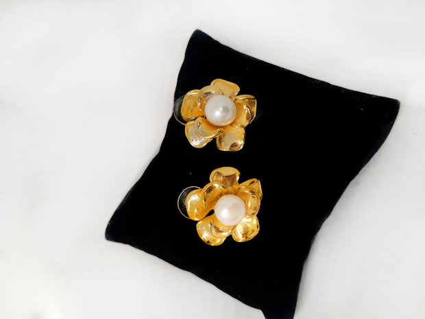Cercei "Pearl Flower" din perle de cultura si inox placat cu aur de 18 k
