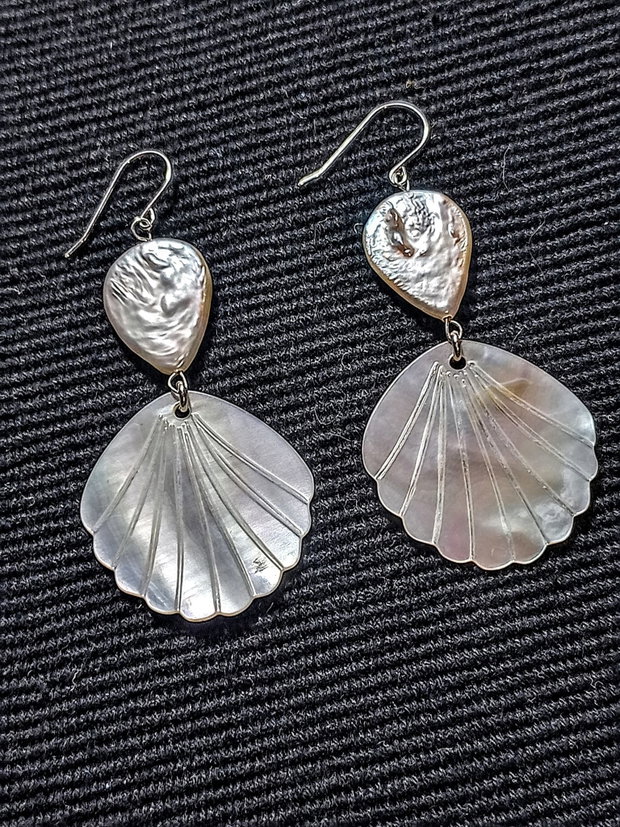 Cercei argint perle naturale de cultura baroc picatura sidef gravat evantai irizatii boho chic trendy