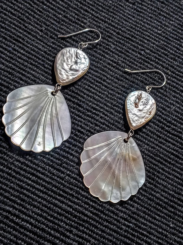 Cercei argint perle naturale de cultura baroc picatura sidef gravat evantai irizatii boho chic trendy