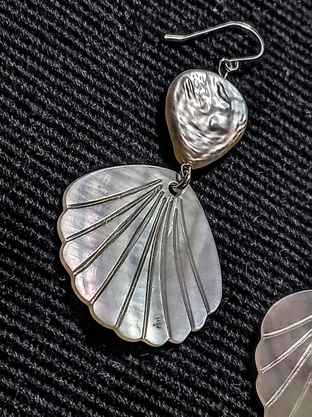Cercei argint perle naturale de cultura baroc picatura sidef gravat evantai irizatii boho chic trendy