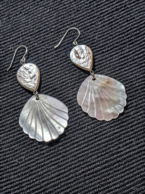Cercei argint perle naturale de cultura baroc picatura sidef gravat evantai irizatii boho chic trendy