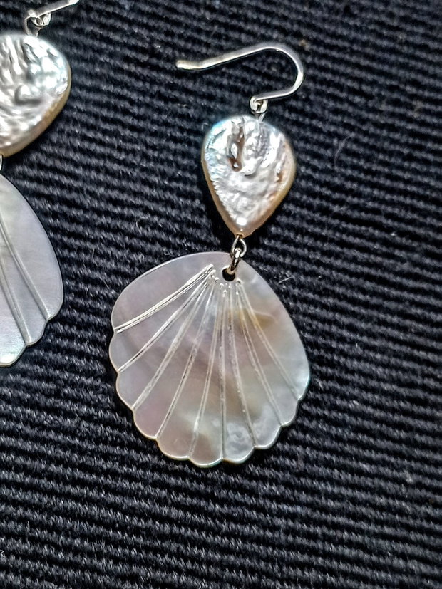Cercei argint perle naturale de cultura baroc picatura sidef gravat evantai irizatii boho chic trendy