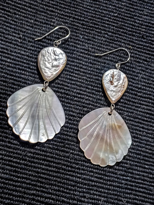 Cercei argint perle naturale de cultura baroc picatura sidef gravat evantai irizatii boho chic trendy