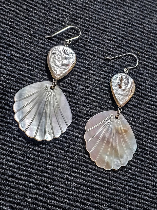 Cercei argint perle naturale de cultura baroc picatura sidef gravat evantai irizatii boho chic trendy