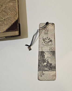Semn de carte vintage  Scenă clasică & text antic, cu charm bronz
