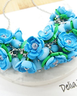 Colier handmade statement cu flori bleu - buchet floral pe lanț din inox (cod1377)