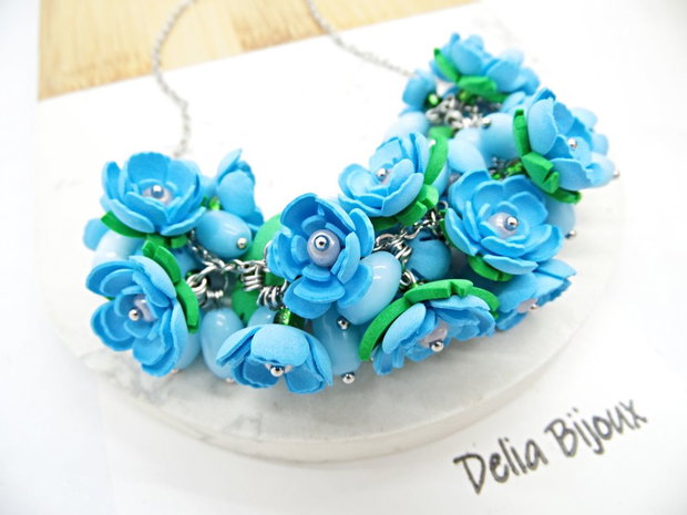 Colier handmade statement cu flori bleu - buchet floral pe lanț din inox (cod1377)