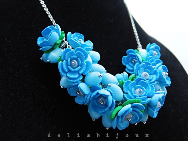 Colier handmade statement cu flori bleu - buchet floral pe lanț din inox (cod1377)