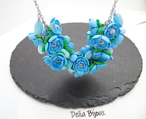 Colier handmade statement cu flori bleu - buchet floral pe lanț din inox (cod1377)