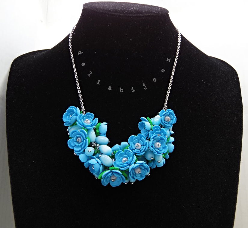 Colier handmade statement cu flori bleu - buchet floral pe lanț din inox (cod1376)