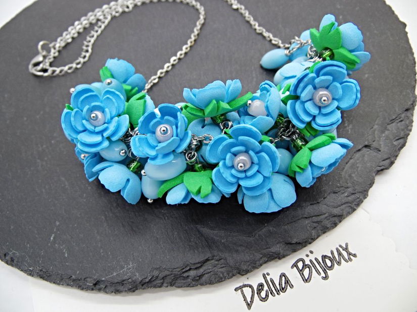 Colier handmade statement cu flori bleu - buchet floral pe lanț din inox (cod1376)