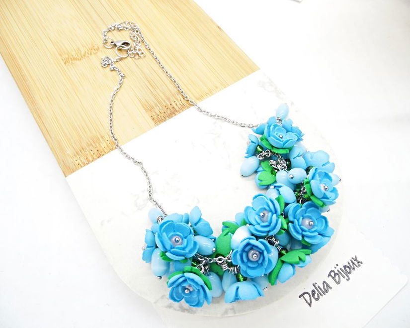Colier handmade statement cu flori bleu - buchet floral pe lanț din inox (cod1376)