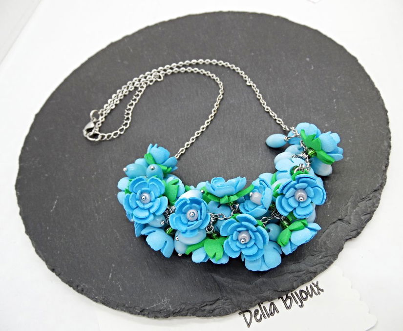 Colier handmade statement cu flori bleu - buchet floral pe lanț din inox (cod1376)