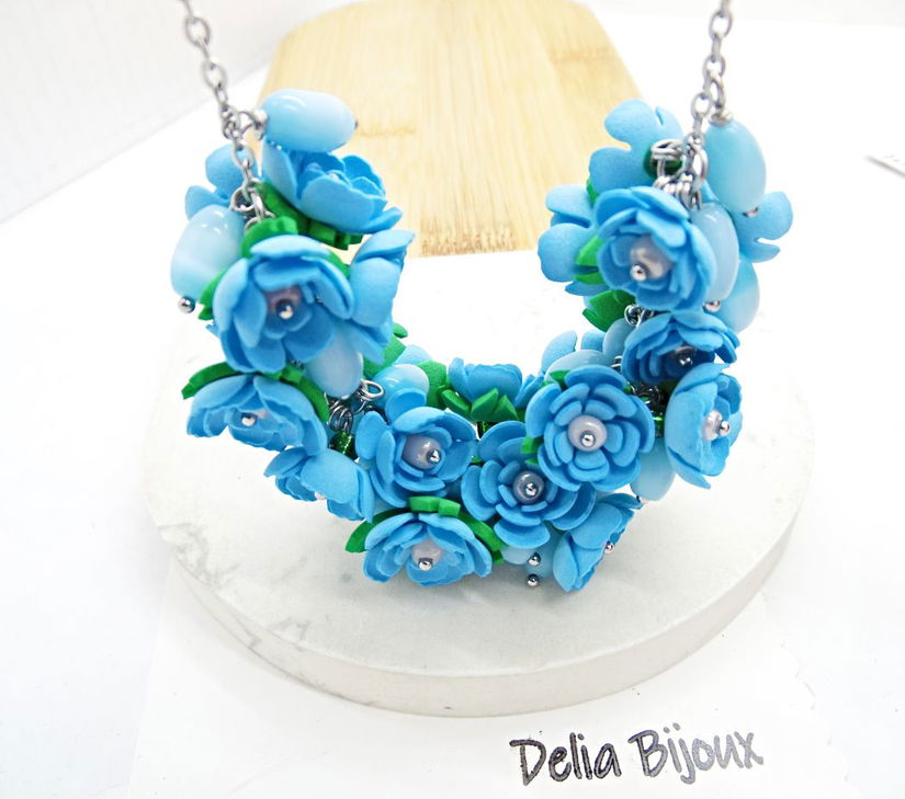 Colier handmade statement cu flori bleu - buchet floral pe lanț din inox (cod1376)