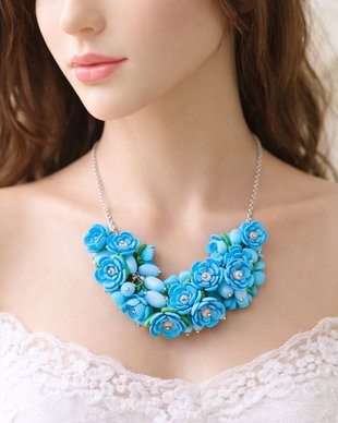 Colier handmade statement cu flori bleu - buchet floral pe lanț din inox (cod1377)