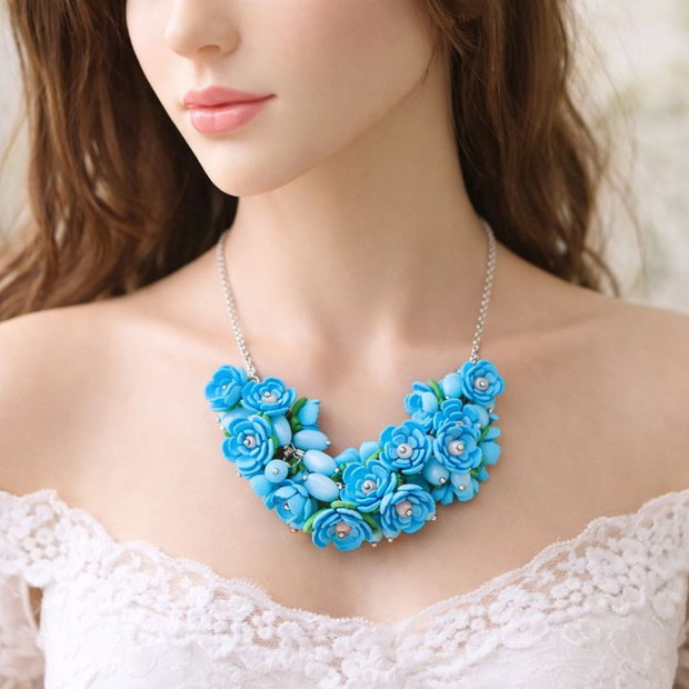 Colier handmade statement cu flori bleu - buchet floral pe lanț din inox (cod1377)