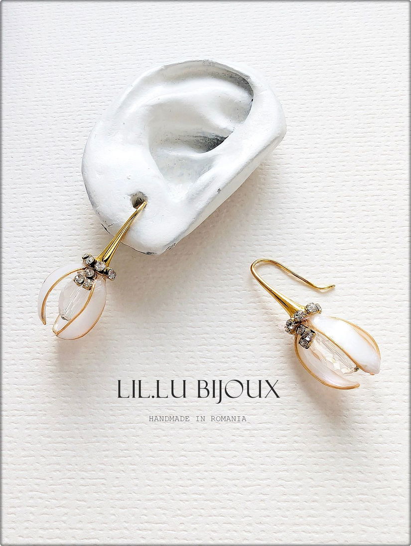 Cercei ghiocei stilizați din sârmă aurie bijuterii handmade delicate, inspirație florală