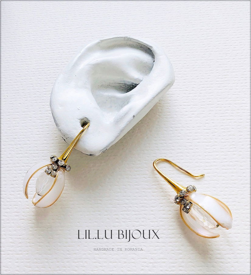 Cercei ghiocei stilizați din sârmă aurie bijuterii handmade delicate, inspirație florală