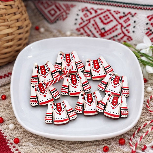 Martisor brosa in forma de ie cu motive traditionale pictat manual
