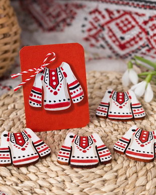 Martisor brosa in forma de ie cu motive traditionale pictat manual
