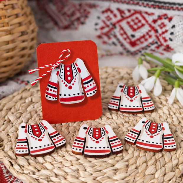 Martisor brosa in forma de ie cu motive traditionale pictat manual