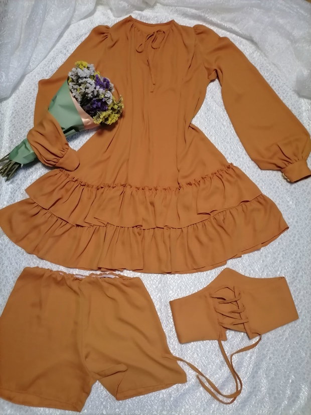 Rochie scurtă cu brâu tip corset și pantaloni scurți integrați handmade, la comandă