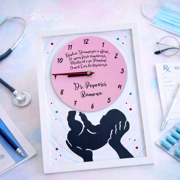Ceas inramat medic pictat manual personalizat cu nume