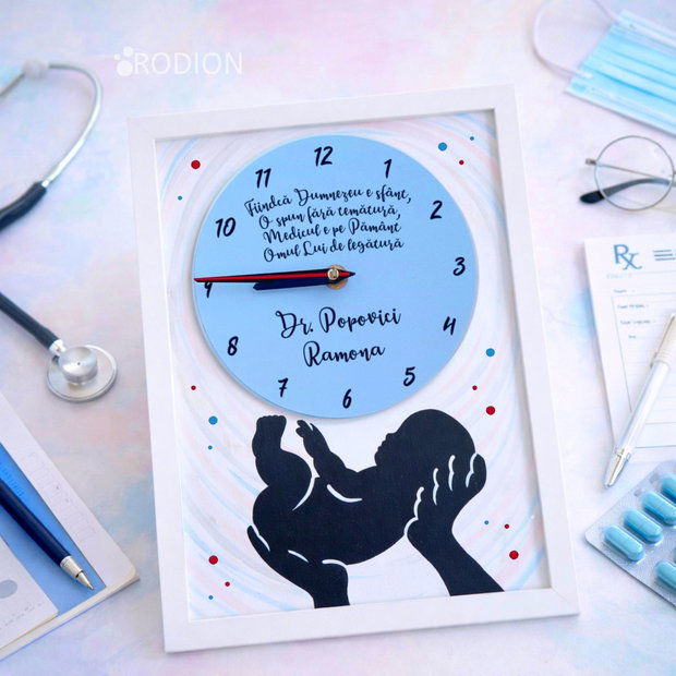 Ceas inramat medic pictat manual personalizat cu nume