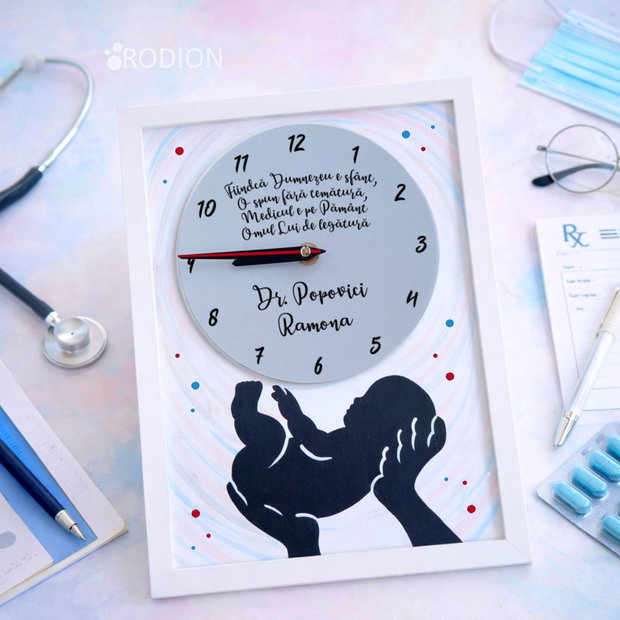 Ceas inramat medic pictat manual personalizat cu nume