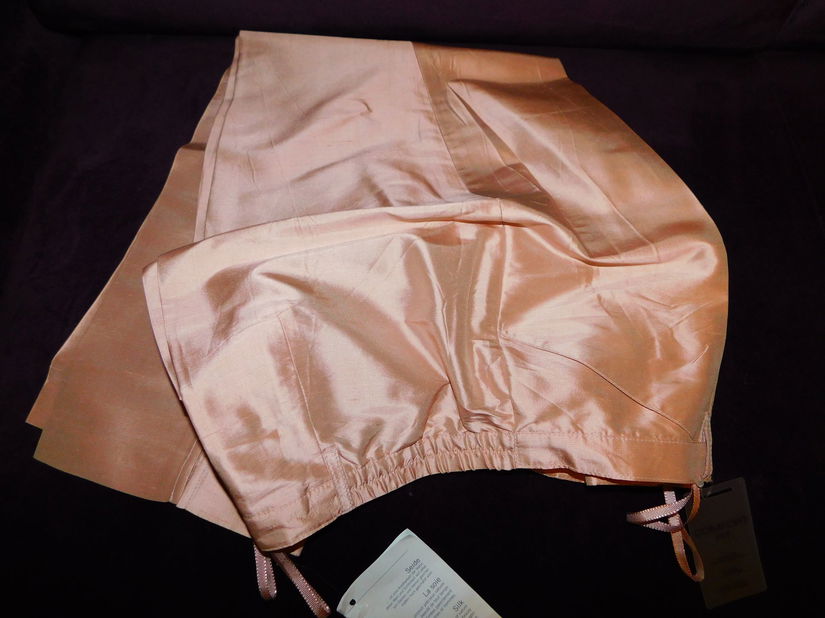 Pantaloni noi etichete atasate, matase naturala , spectaculosi, masura 46 - 48