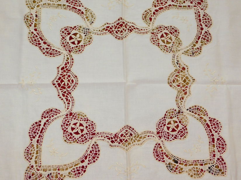 Fata  de masa  vintage  , culoarea ivoire,  dantele ,  broderie , lucru manual  elaborat