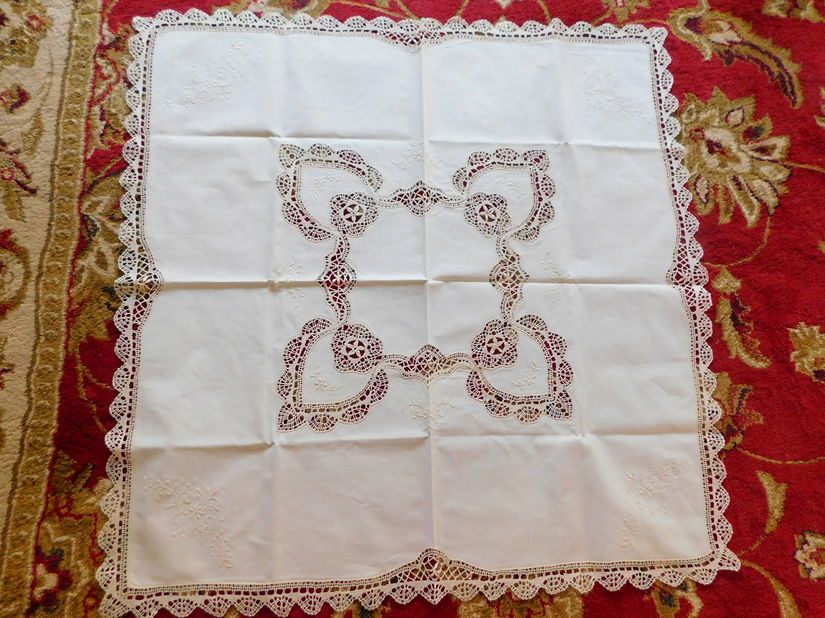Fata  de masa  vintage  , culoarea ivoire,  dantele ,  broderie , lucru manual  elaborat