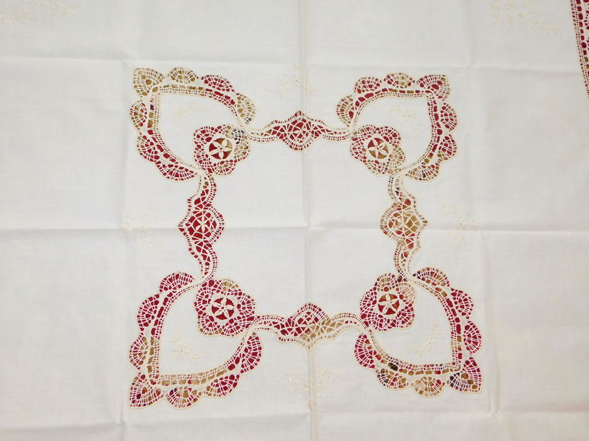 Fata  de masa  vintage  , culoarea ivoire,  dantele ,  broderie , lucru manual  elaborat