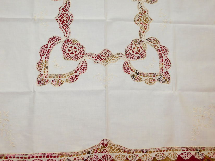 Fata  de masa  vintage  , culoarea ivoire,  dantele ,  broderie , lucru manual  elaborat