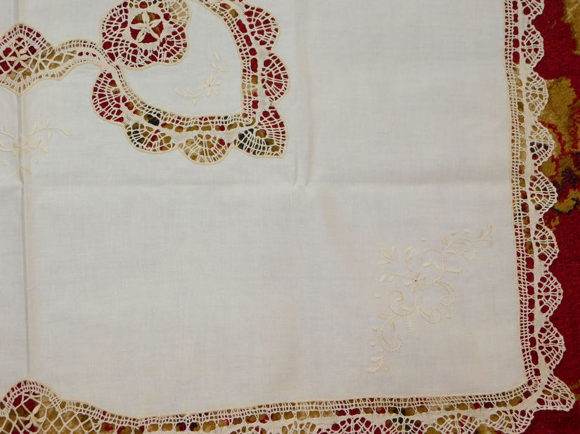Fata  de masa  vintage  , culoarea ivoire,  dantele ,  broderie , lucru manual  elaborat