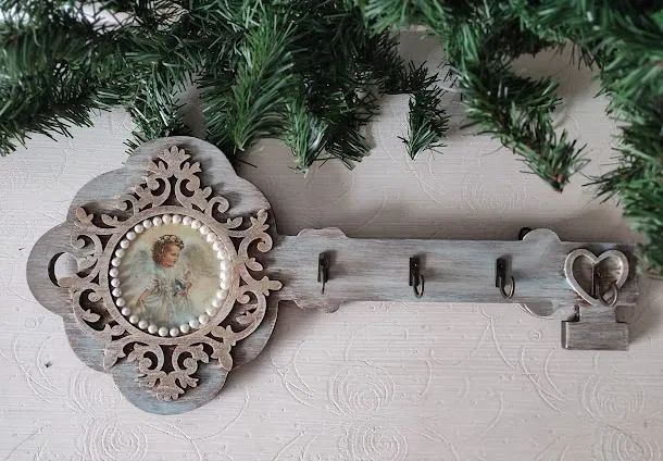 Cuier pentru chei lucrat manual formă de cheie vintage cu înger decorativ