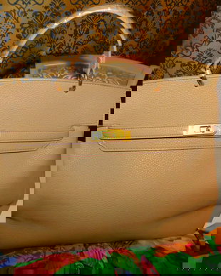 Geanta  noua, Italia,  foarte incapatoare,  etichete  atasate,   esarfa noua matase naturala Louis feraud, cadou