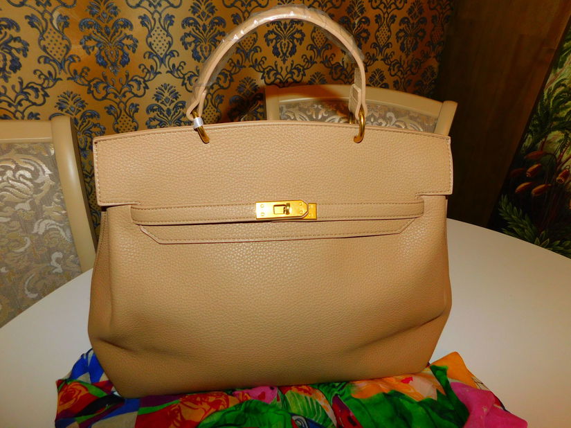 Geanta noua, Italia, foarte incapatoare, etichete atasate, esarfa noua matase naturala Louis feraud, cadou