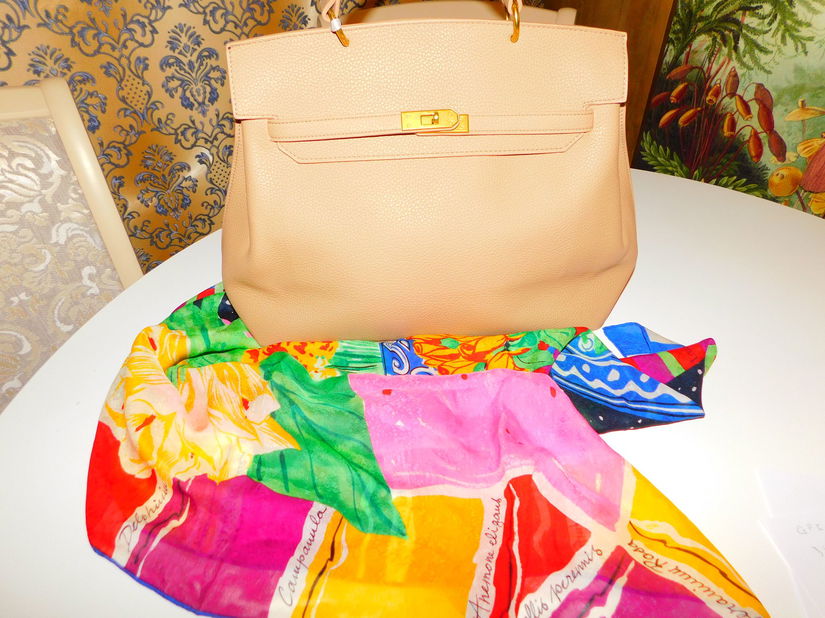 Geanta noua, Italia, foarte incapatoare, etichete atasate, esarfa noua matase naturala Louis feraud, cadou