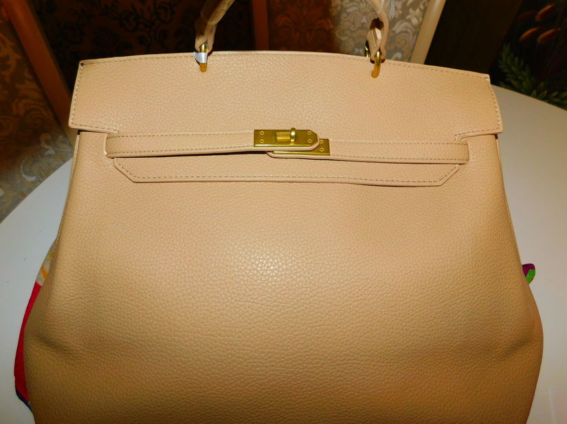 Geanta noua, Italia, foarte incapatoare, etichete atasate, esarfa noua matase naturala Louis feraud, cadou