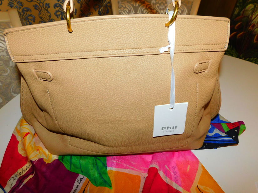 Geanta noua, Italia, foarte incapatoare, etichete atasate, esarfa noua matase naturala Louis feraud, cadou