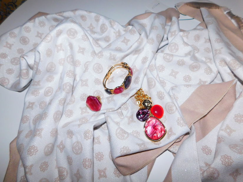 Esarfa deosebita cu 2 fete , fire metal discrete , cadou set Italia asortat