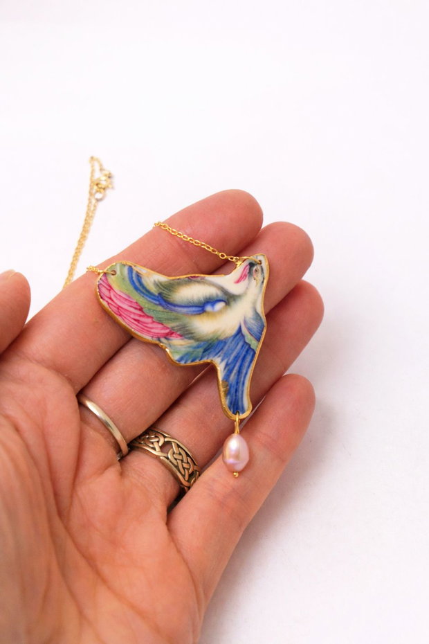 Colier "Phoenix" din fragment de portelan Rosenthal, perla de cultura si argint placat cu aur