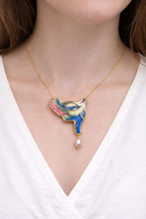 Colier "Phoenix" din fragment de portelan Rosenthal, perla de cultura si argint placat cu aur