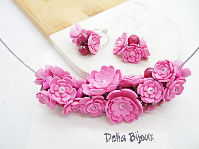 Set bijuterii cu flori roz colier statement și cercei asortați, realizați manual (cod1378)