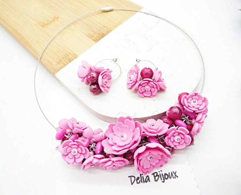 Set bijuterii cu flori roz colier statement și cercei asortați, realizați manual (cod1378)