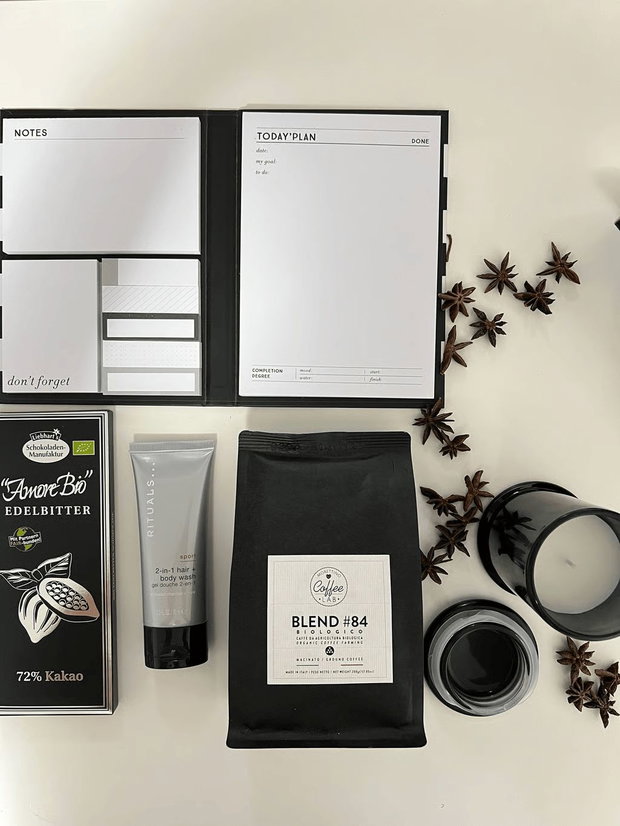Set cadou pentru bărbați Gentleman Black | cafea premium, gel de duș Rituals, lumânare și ciocolată neagră