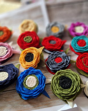 Brosa martisor din fetru colorat