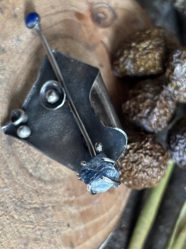 Inel reglabil, supradimensionat si asimetric din argint 925, lapis lazuli si apatit brut